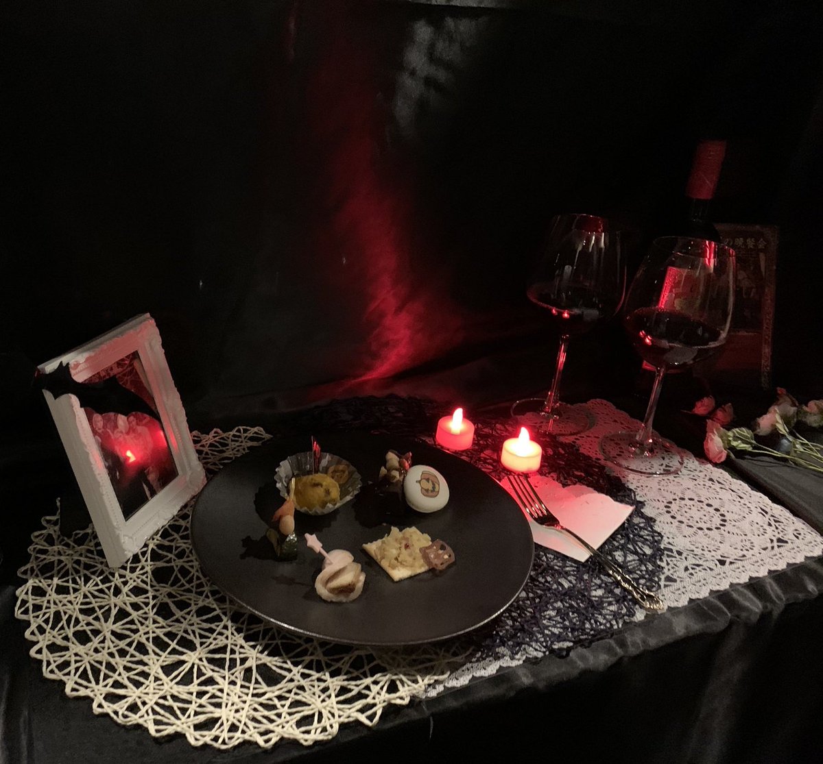 dear2019x's tweet photo. 5周年記念オリジナルドリンク✨🍷
ちなつ→赤
ほぱ→青
晩餐会イメージ→紫
アルコール、ノンアルコールでご用意ございます！
ヤミスマの美味しい料理に合わせて是非ご賞味ください✨ https://t.co/68H22oRcwy