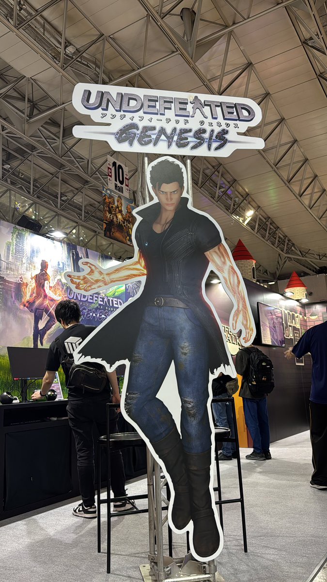今年のコーラスブースでは
UNDEFEATED: Genesisのアルが
みなさんをお出迎えしています👊

（ちなみにですが、かなりデカいです。）

#東京ゲームショウ2025 #TGS2025
#UNDEFEATEDGAME