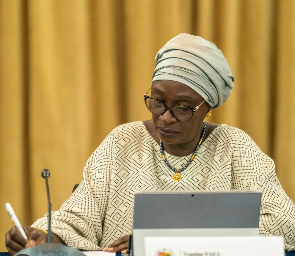 Fodewague's tweet photo. Mme @YassineFall, ailleurs des #magistrats se battent pour hériter des grands dossiers de meurtres, detournements, corruption et marquer des générations... au #Senegal, l'objectif de la #Justice, #Administration est de protéger la corporation. #IGAJ🗝️ @SonkoOfficiel @PR_Diomaye https://t.co/mMVRgOaq4V