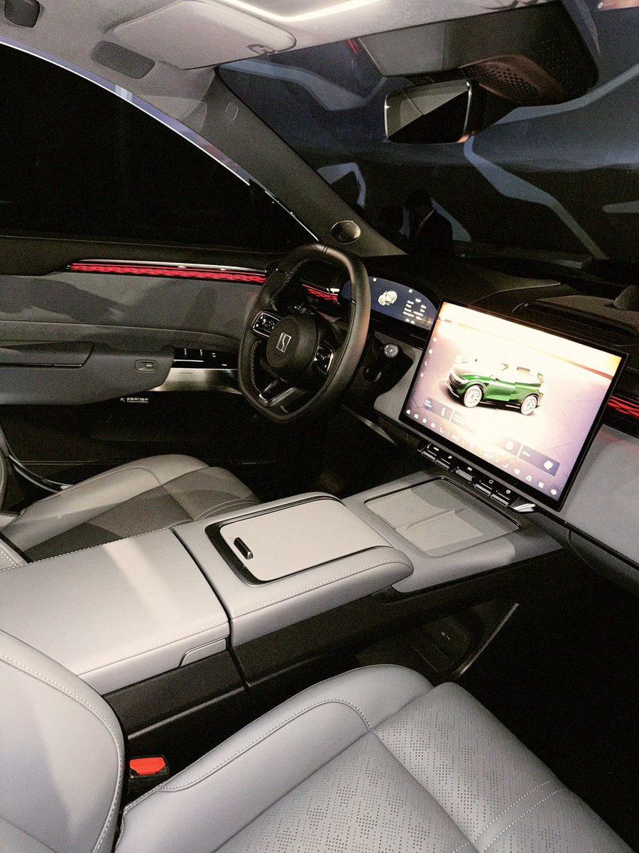 Por fin tenemos precios y versiones de Zeekr 7x 🙌🏻 Uno de los autos que más me sorprendieron este año llega en versión de un único motor trasero o doble motor. La versión Premium $919K y la Flagship agrega desempeño y suspensión de aire por $989K

Deja tu contra los eléctricos,