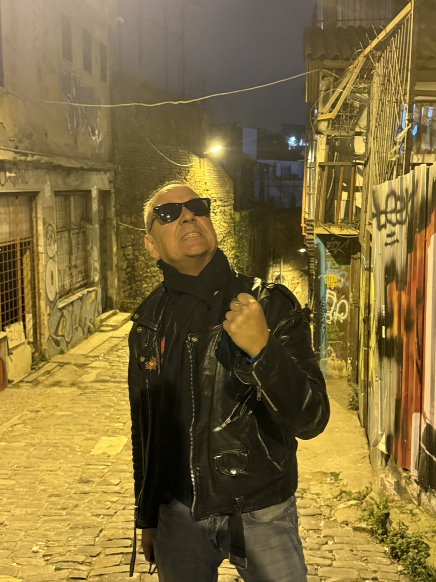 Hace tiempo, que no llueve,
una época de sequía, que nos va deshidratar. 
Un momento doloroso, donde todo se marchita, nada queda en su lugar.