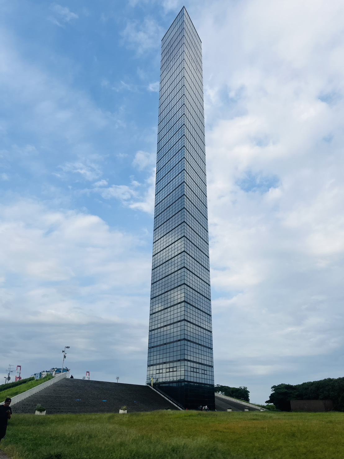 影と光の絶望タワー PLタワー🗼 ⁡ 大阪走ってる時に突如現れたタワー！ 気になりすぎ