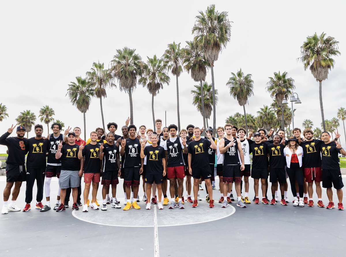 USC_Hoops's tweet image. Took our talents to Venice Beach 🏝️