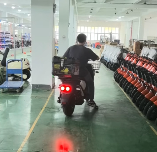 lexsong_'s tweet image. Riding an e-scooter in the factory, smooth and convenient, ideal for daily use.
#EScooter #FactoryTest #DailyCommute #ConvenientRide