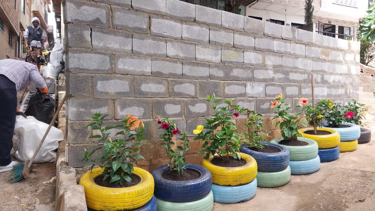 Cuando trabajamos en colectividad, logramos cosas maravillosas. 💫
Con la Alcaldía y habitantes de Villa Niza recuperamos este espacio. 🌱
Este cambio simboliza unión, trabajo en equipo y esperanza para la comunidad. 🧡✨