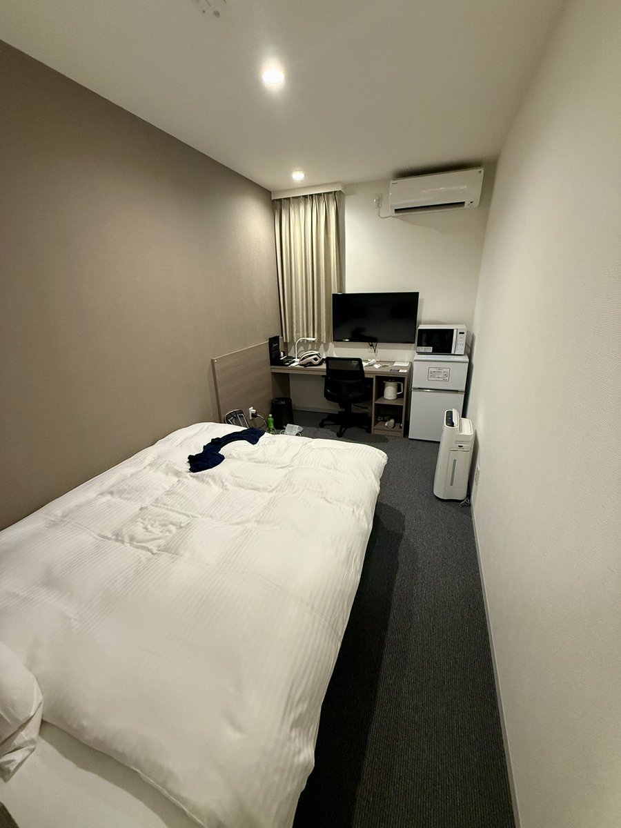 ifuji_takouhe's tweet photo. とても良いホテルに出会えたので
語らせてください！

昨日のお宿は「HOTEL R9松阪」
前から注目してたコンテナホテルです。

外環は殺風景ないコンテナですが
中は綺麗なビジネスホテル。
防音製や断熱性もバッチリ！
何より愛車を玄関前に置ける！
（残念ながら屋根は無いです…）

お値段なんと…

税込5800円！
チェックイン時に冷凍食品を
一つ無料でもらえたり。
コインランドリーもあり。
冷蔵庫も冷凍と冷蔵が独立タイプ。
電子レンジもケトルもあり。
ふじもん的にはほぼ完璧です。

完全独立のコンテナなので
隣からの音が全く聞こえない。
試しに結構大きめな音でTVを付けて
外に出てみましたがほぼ音漏れなし。
早朝チェックアウトが多い
自分にとっては本当に助かります。

特にシモンズのベットは最高でした。
超高級マットレスメーカーのシモンズ。
安く見積もっても10万前後はする高級マットレスです。びっくりしたのが朝起きた時の体の節々の痛みが無い！
いつも使ってる睡眠アプリでは
過去最高の98点という好スコアを
叩き出しました。
昨日150km走った疲れなぞ
跡形もありませんでした。

どうやらこのホテル
通常時はホテルとして営業して
もし大きな災害などがあった場合は
被災地にコンテナごと運んで
仮設住宅としてすぐに利用できるようになっているらしいです。
よく考えられてますね。

大好きなホテルが
また一つ増えました👍
#HOTELR9TheYard松阪
