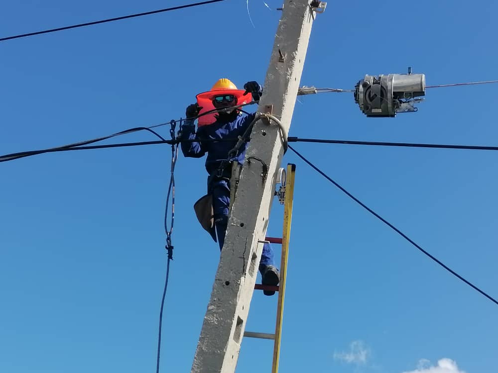 Esfuerzo, consagracion, voluntad, coraje y mucha creatividad en estos tiempos difíciles de carencias, en los operarios de la Unidad Operativa de <a href="/ETECSA_Cuba/">ETECSA</a> en #Mayabeque en el enfrentamiento a la solución de las interrupciones.