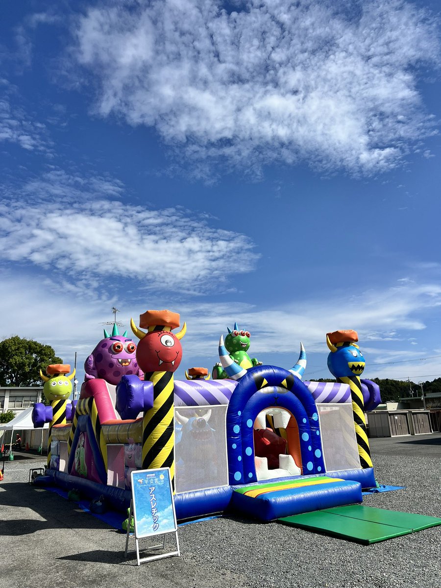 par_ple's tweet photo. ファミリー必見‼︎ 巨大バルーン3種類出現!? 来場者プレゼントや芸人もキッチンカーも登場!? 無料で子どもが遊べる1日に！広大な駐車場完備【奈良市/奈良競輪場】
#イベント #グルメ #ファミリーイベント #巨大バルーン #デニス #奈良市 #無料
https://t.co/pTR8iQVCBv https://t.co/r8hw1pJIGo