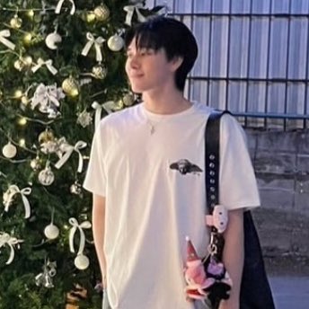 bbyunfirsty's tweet photo. พี่นานิเป็นคนใส่ใจดีเทลมากๆ อย่างช่วงคริสต์มาสก็เลือกห้อยมายเมโลดี้ใส่หมวกคริสต์มาส ผ้าพันคอ 🧣🎄 วันนี้บินไปหาน้อง butter baby ตัวสีเหลืองก็ห้อยตุ๊กตาสีเหลืองไป 🧈💛 เป็นคนน่ารักจังเน้ออ 🥺🤏🏻 https://t.co/JztaqtbYut