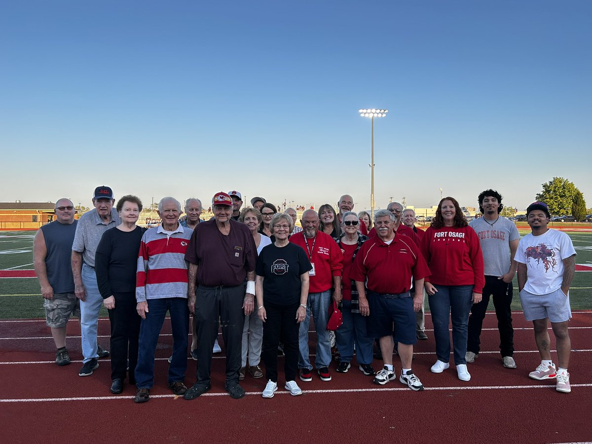 smithsteph's tweet image. One of my favorite night. Our Athletic Pioneers who give so much to our students.