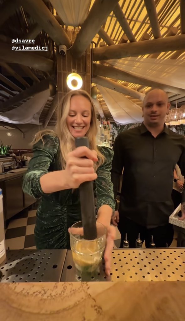 DANIELLE FAZENDO A PRÓPRIA CAIPIRINHA MEU DEUS EU NASCI PRA VER ESSE MOMENTO AAAAAAAAAAAAAAAA