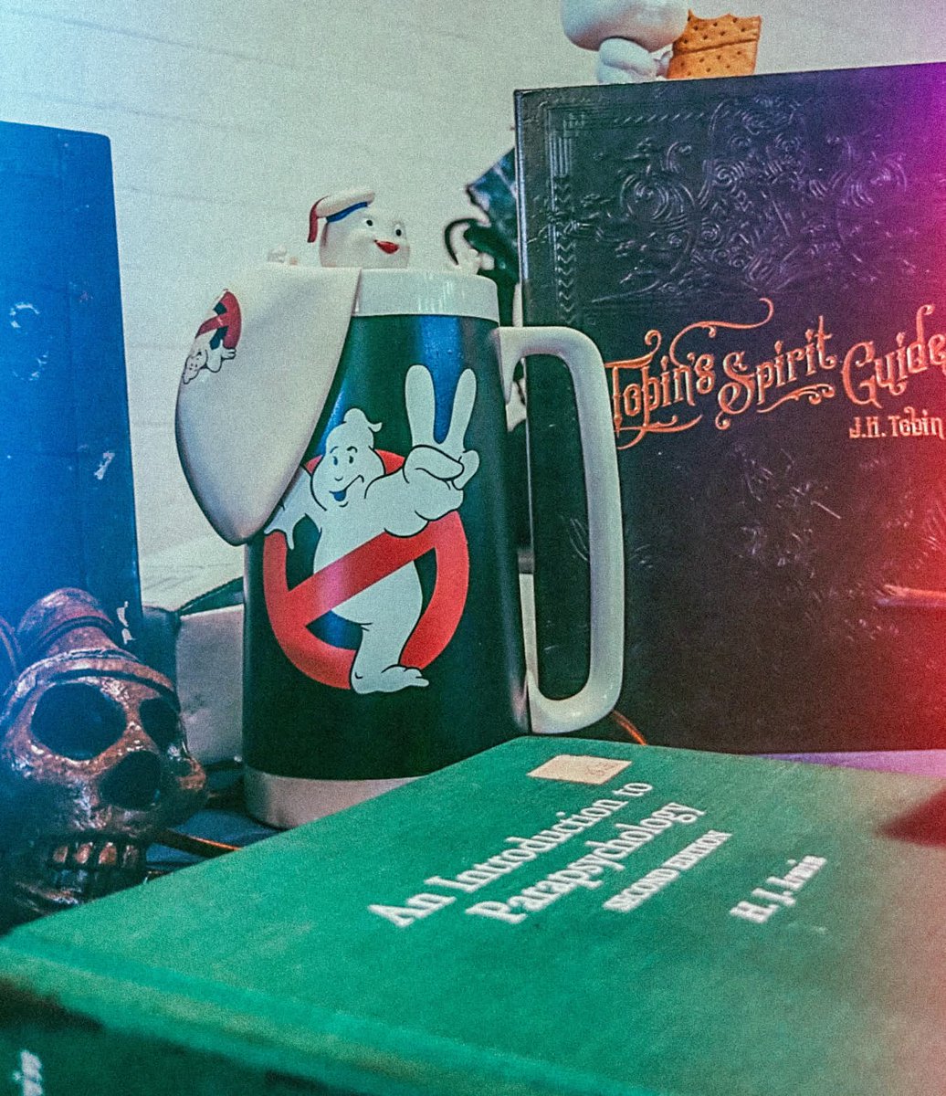 ReportAllGh0sts's tweet image. Cozy Friday night reads from our favorite occult book store. 📚👻

FOLLOW @ReportAllGh0sts for more spooktacular Ghostbusters content ⚡ 

#ghostbusters #ghostbusters2 #slimer #spirit #staypuft #ecto #goodreads #80smovies #retrovibes #collectibles #danaykroyd #billmurray