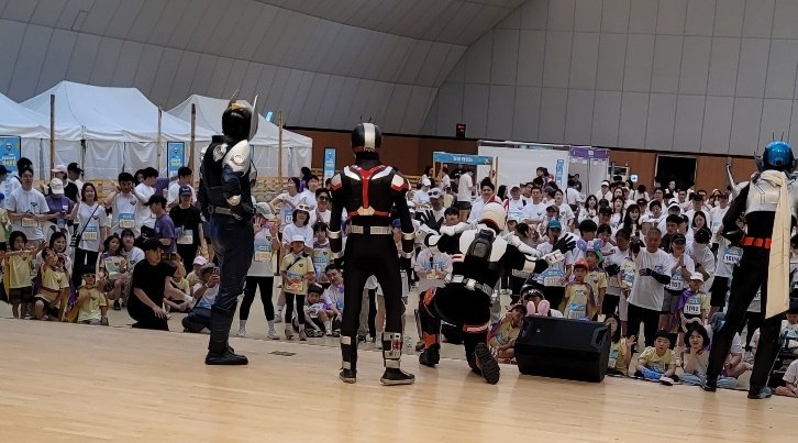 9/27일 팀 포에버에서 소아암 어린이와 가족들을 위해 자원봉사 활동에 참가하여 퍼포먼스 포즈쇼를 진행 하기로 하였습니다.

아이들의 미소를 위해 저희들은 어느 장소이든 달려가도록 하겠습니다.

보다 더 많은 아이들이 미소를 갖고 건강히 푸른 하늘을 보며 달릴 수 있기를 바랍니다.