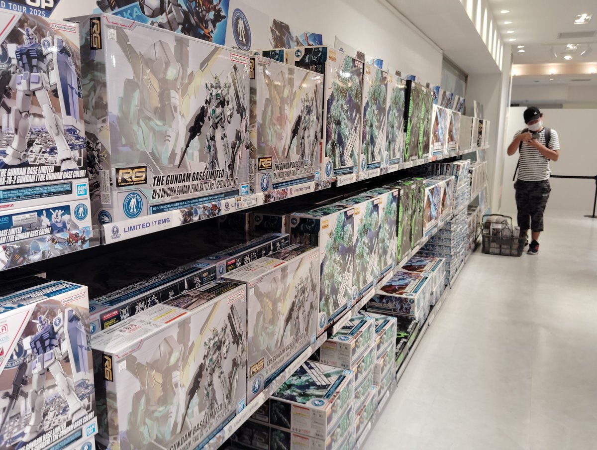 mahoutukae's tweet photo. ガンダムベース大阪
あとエコプラ、エアリアル、ウイング、ガンダム、ユニコーン、とメッキ百式、クリアサザビー、ウイングゼロクリア、あとウイング以外クリア https://t.co/vLLbnSccAV