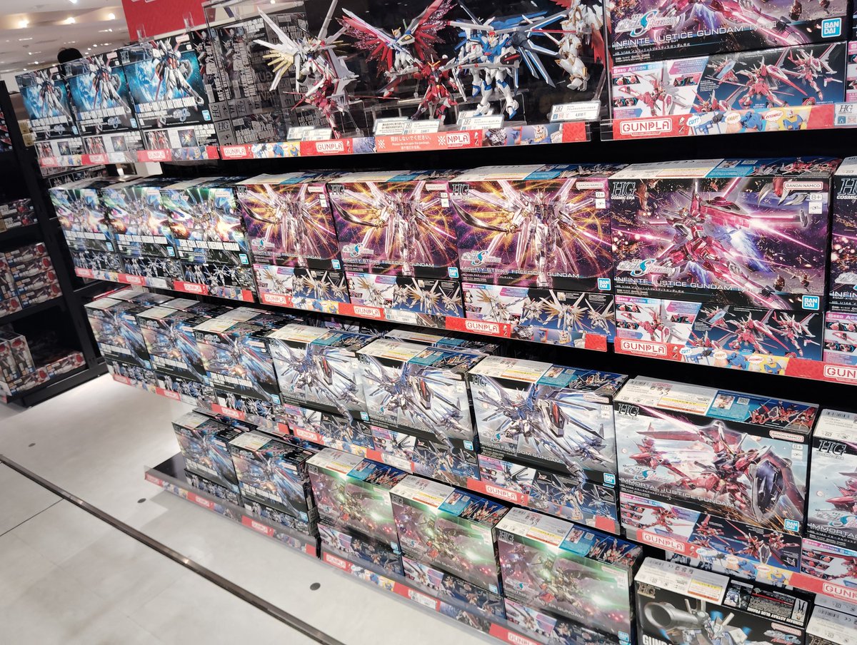 mahoutukae's tweet photo. ガンダムベース大阪
あとエコプラ、エアリアル、ウイング、ガンダム、ユニコーン、とメッキ百式、クリアサザビー、ウイングゼロクリア、あとウイング以外クリア https://t.co/vLLbnSccAV