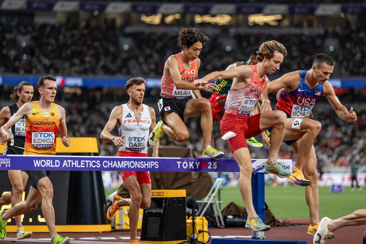 EKIDEN_News's tweet photo. 三浦の武器は切れ味鋭いラストスパート。その生命線となるのがハードリングだ。世界大会決勝の舞台では多くの選手が足をかけずにハードルを越える。しかし三浦はしっかり足をかけてから飛び越える。一見ロスに見えて、実は着地を正確にコントロールできる動きだ。集団の中でも狙い通りの場所に着地する。連続写真で見るとよくわかる。

各国の選手たちは集団で不安定なまま着地し、その後の加速でワンテンポ遅れている。一方の三浦は着地直後から素早く加速状態に戻せている。
このロスのない動きがラストスパートへの余力とタメにつながる。

東京世界陸上瞬間最大歓声（当社比）｜EKIDEN NEWS @EKIDEN_News https://t.co/C9BUO7koNt