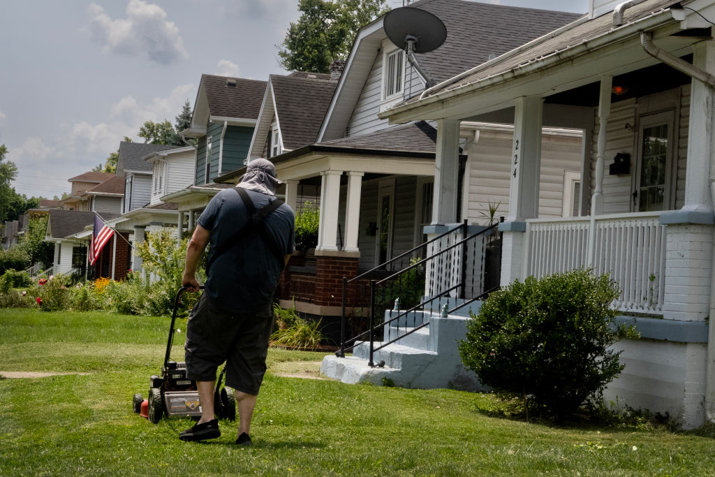 985WNCX's tweet image. Saturday = coffee ☕ + gloves 🧤 + yard tools 🛠️. Nothing like a little weekend yard work to earn that evening relax time. 🌿🍂 #SaturdayVibes #YardWork

📷 Scott Olson/Getty Images