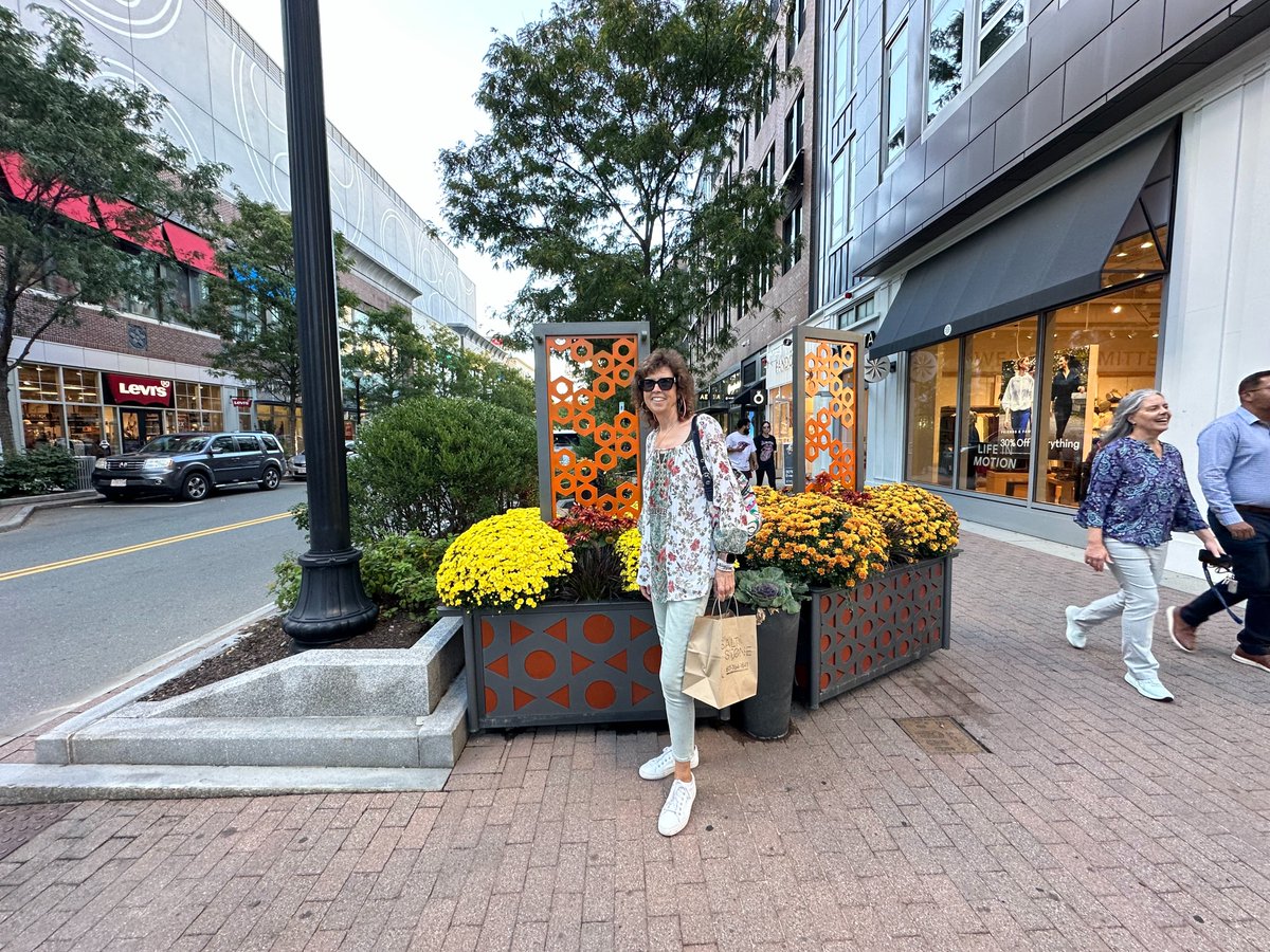 berryjooks's tweet image. Celebrating life in general, and cannoli in particular, with @birdssistah
#AssemblyRow #FallVibes #SaltandStone #MikesPastry