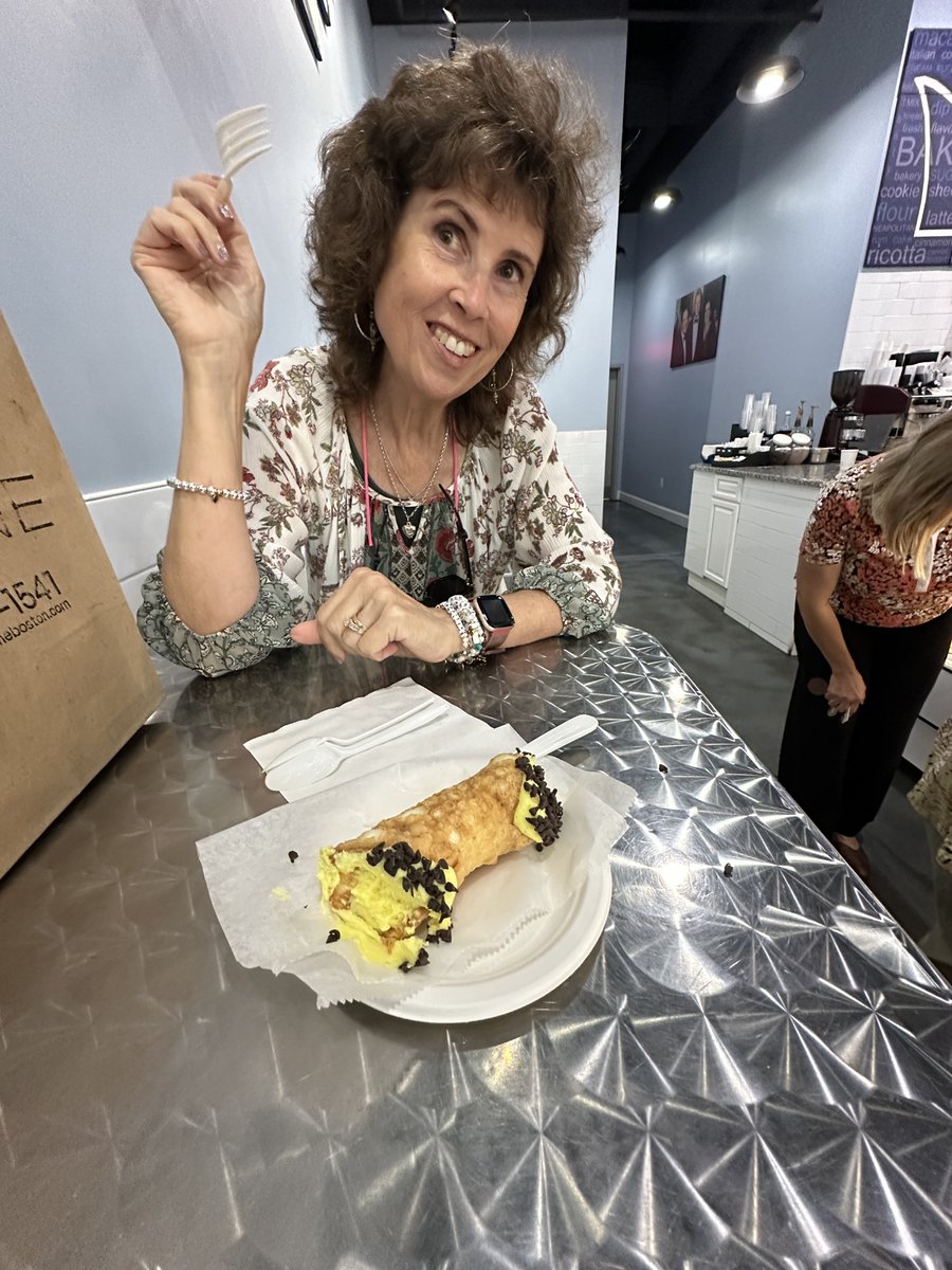 berryjooks's tweet image. Celebrating life in general, and cannoli in particular, with @birdssistah
#AssemblyRow #FallVibes #SaltandStone #MikesPastry