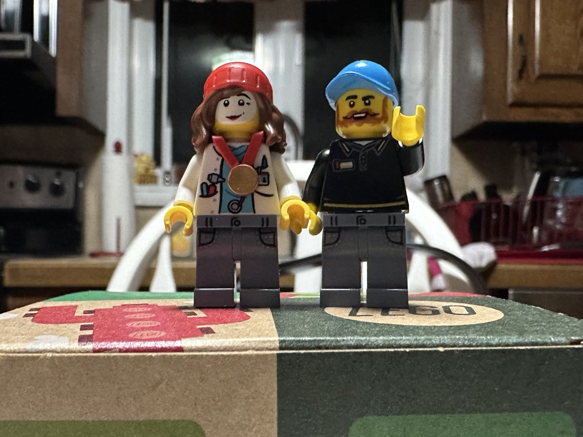 berryjooks's tweet image. #LEGO #AssemblyRow with @birdssistah