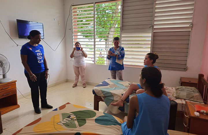 ACN_Cuba's tweet image. 🏥🫃 Visitó el Hogar Materno Heroínas del Moncada, dedicado a la atención de embarazadas con sintomatologías de riesgo.

👥 La jornada concluyó con un intercambio en el Consejo de la Administración Municipal, en el que participó el ministro de Transporte, @E_RdgzDavila.