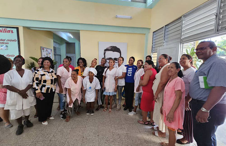 ACN_Cuba's tweet image. 🏥🫃 Visitó el Hogar Materno Heroínas del Moncada, dedicado a la atención de embarazadas con sintomatologías de riesgo.

👥 La jornada concluyó con un intercambio en el Consejo de la Administración Municipal, en el que participó el ministro de Transporte, @E_RdgzDavila.