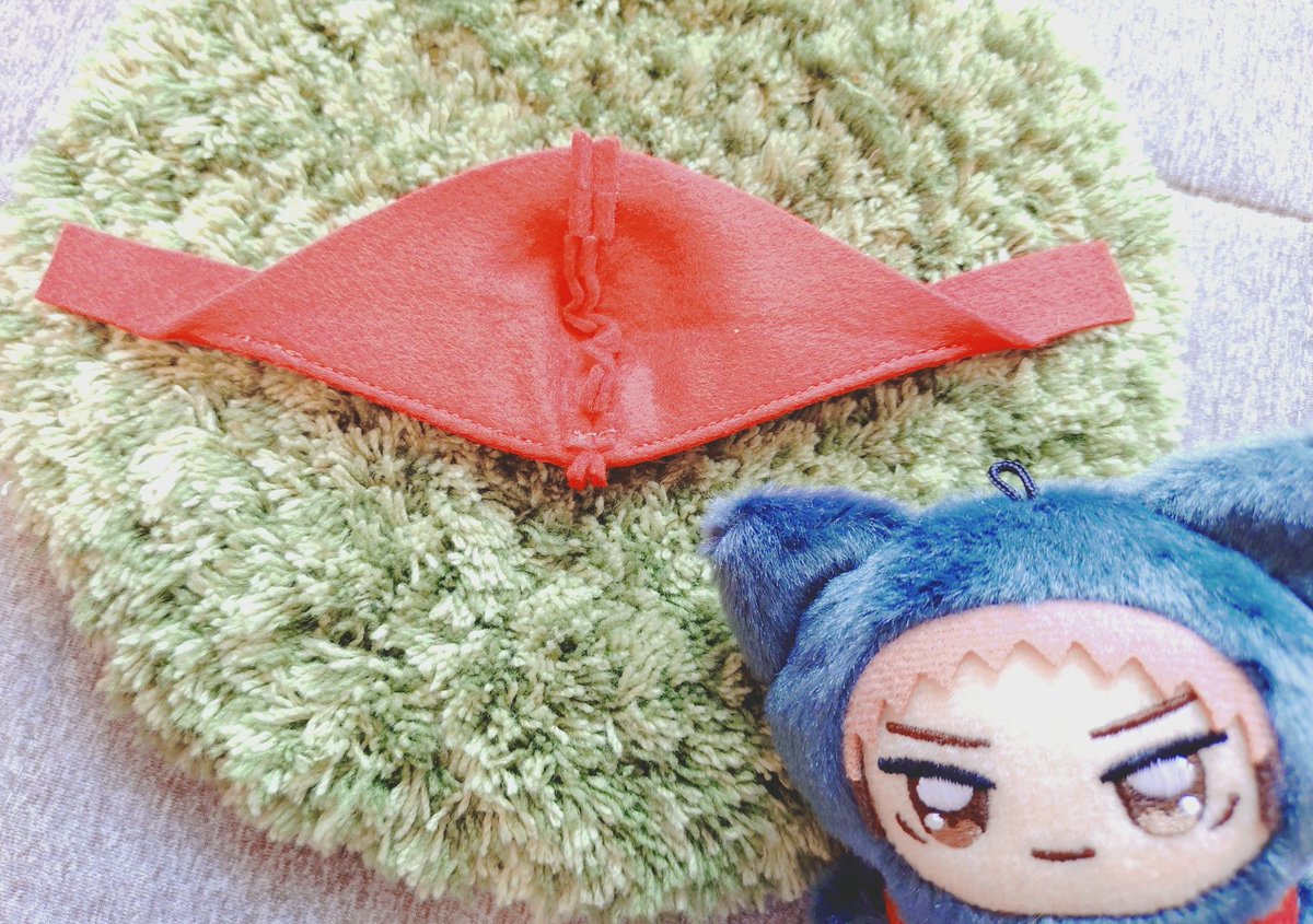 ll_k4_jyu's tweet photo. ちみゆフードの作り方
①赤のフェルトを用意します
②型紙にそって2枚裁断します
③カーブの部分を縫って切り込みをしれます
④いい感じにフード部分を折り曲げます
(フェルトが厚いときは下を縫い付けた方が浮かなくてよいかも)
⑤ちみゆに巻き付けたら出来上がり！ https://t.co/MenrYA0XuY