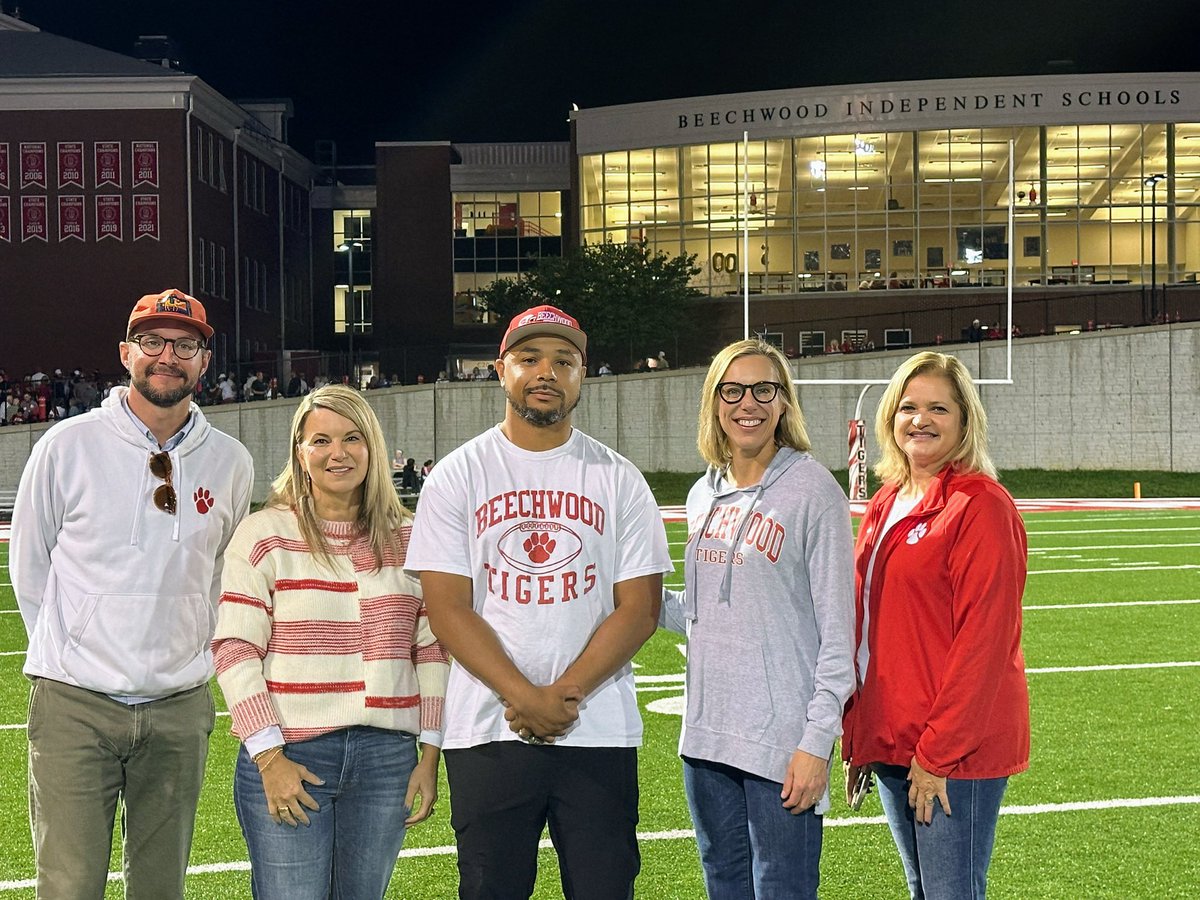 beechwood_tiger's tweet photo. Homecoming week wrapped up with a night full of tradition and celebration!

At tonight's game, we were able to celebrate our senior Homecoming court, Athletic Hall of Fame recipients, and alumni reunions.

How special it is to be a Beechwood Tiger! 

#wearebeechwood https://t.co/TDWy1TrKGF