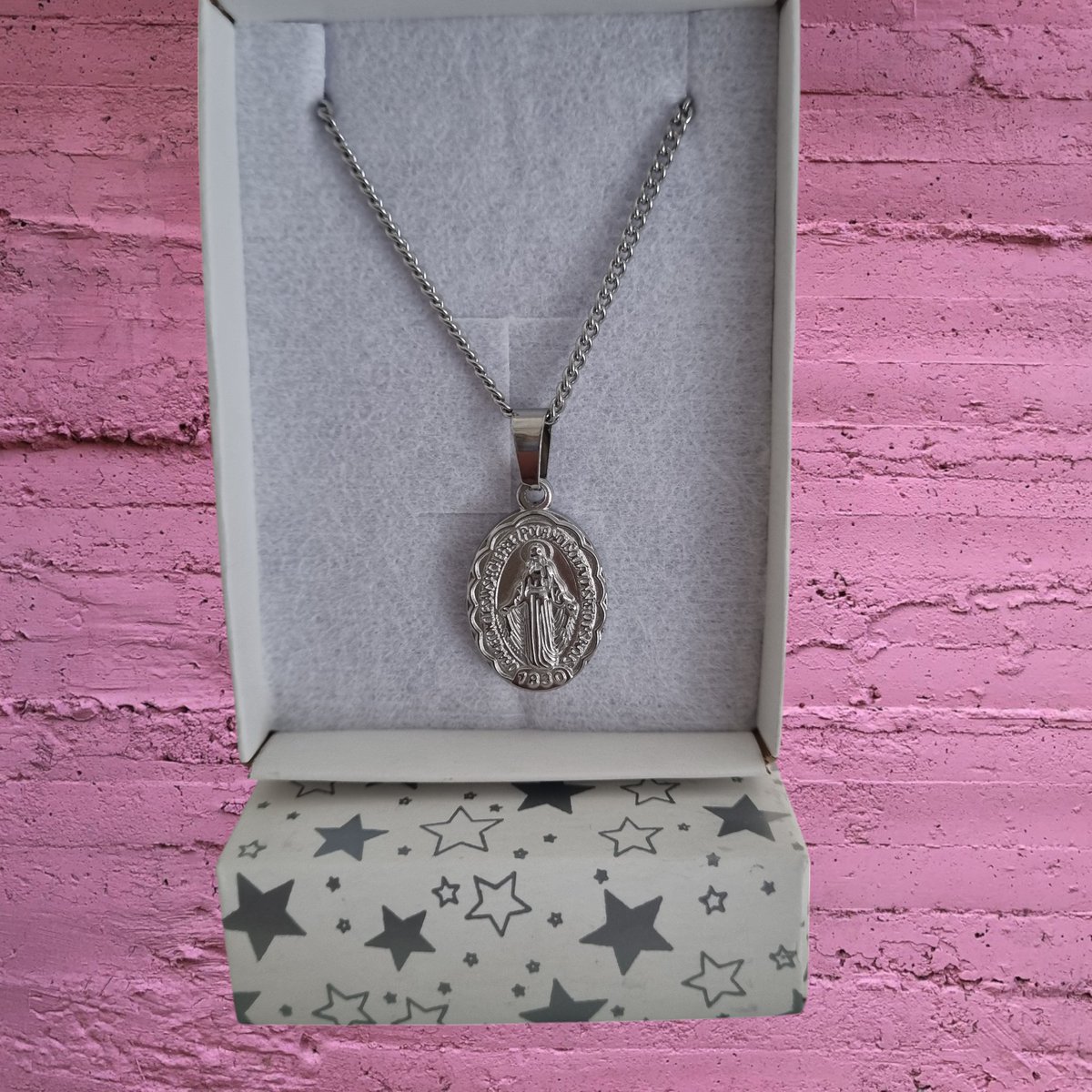 Cada 27 renovamos nuestra confianza en la Virgen de la Medalla Milagrosa, quien nos acompaña con su amor y protección. 📷
Queremos que su presencia te inspire todos los días, por eso creamos estos productos especiales con su imagen. 📷 H
Que su bendición llegue a cada hogar