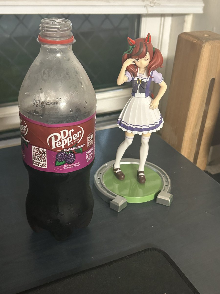 drinking black berry dr pepper. the smell is very “berry” like, but it doesnt taste much different aside from a “berry” aftertaste. still good but not above real dr pepper. good change of “taste” haha. 8/10