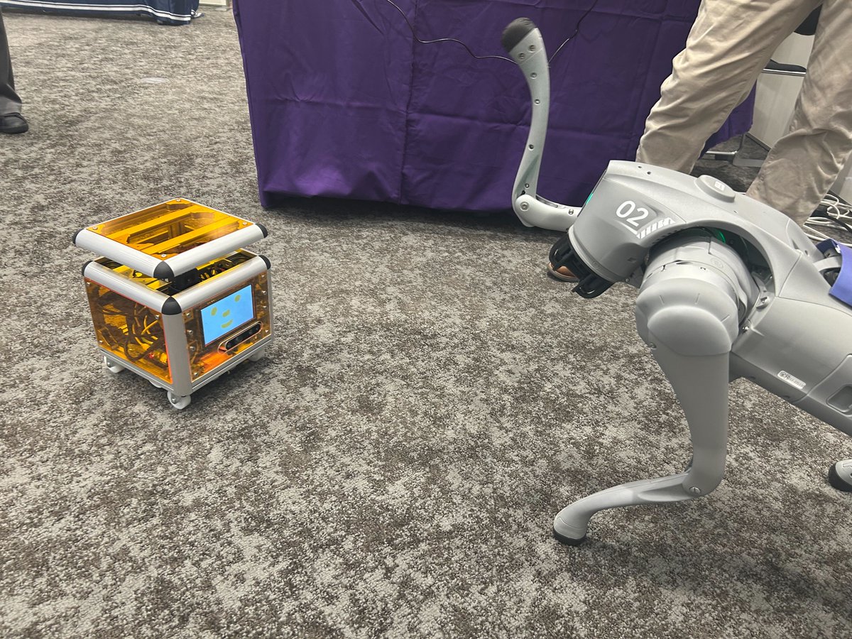 Cube_petit_2022's tweet image. ✨ROSConJP2025✨

お疲れさまでした！
多くの方々、そしてたくさんのロボットたちと交流できて、とても楽しい時間でした。

遅ればせながらベストショット📸
四脚ロボットとご挨拶する #cube_petit 🤖🐾

#ROSConJP #rosjp #ROSConJP2025