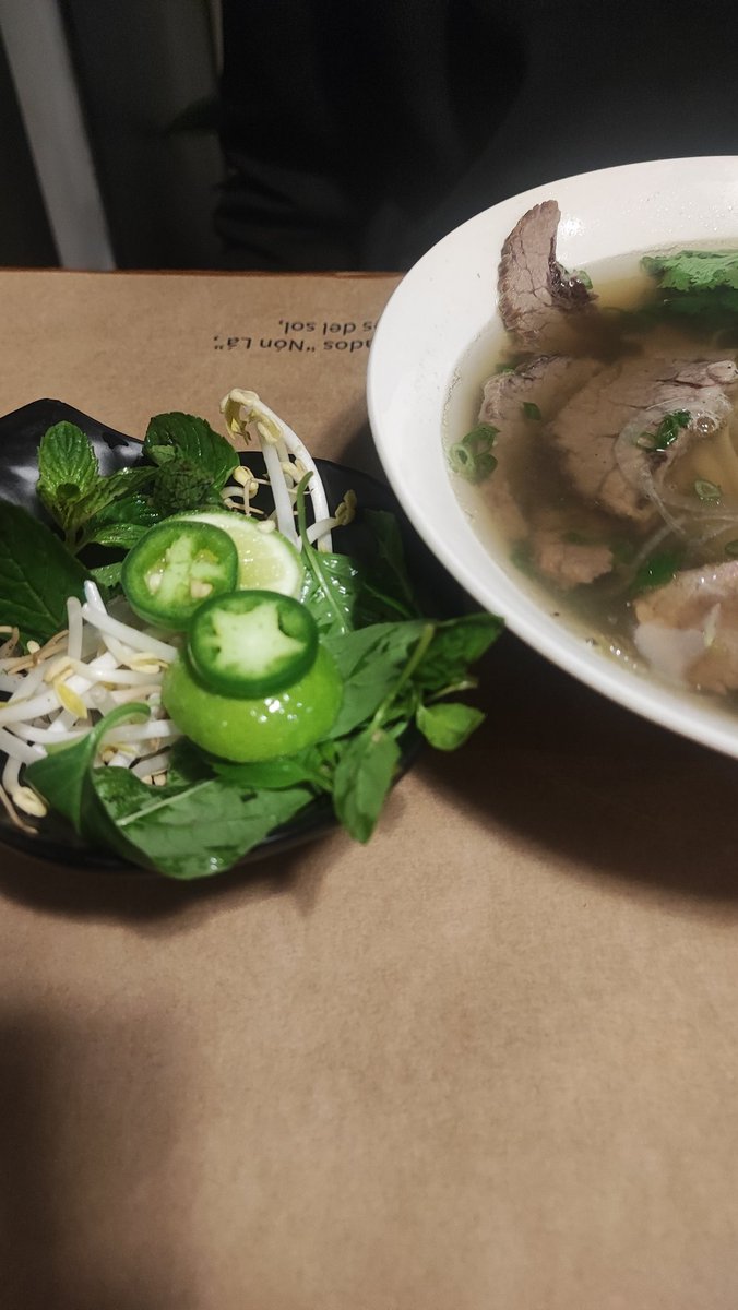 Probando comida vietnamita. 

- Mesero, una foto porfa. ¿Qué tal el look de Ho Chi Min? 
- Más parece Kung Fu Panda. 
- ¿Cómo dijo? 😡
- Que "usted manda". 
- Ah, ya.