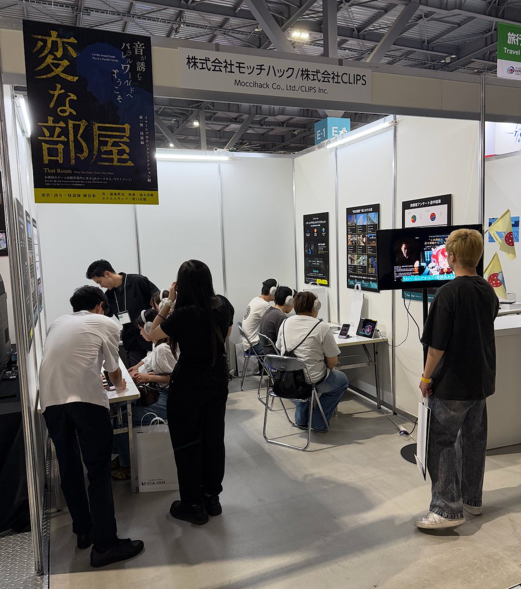 immersive202506's tweet photo. お客さんがブースに来場してくれました☺️ 体験ありがとうございます！最初で最後の盛り上がりにならないように、まだまだ運営続けてますので、みなさんご来場ください🎧 　ツーリズムEXPOジャパン2025愛知・中部北陸に出展中👻 https://t.co/XNzrSBR8Cw