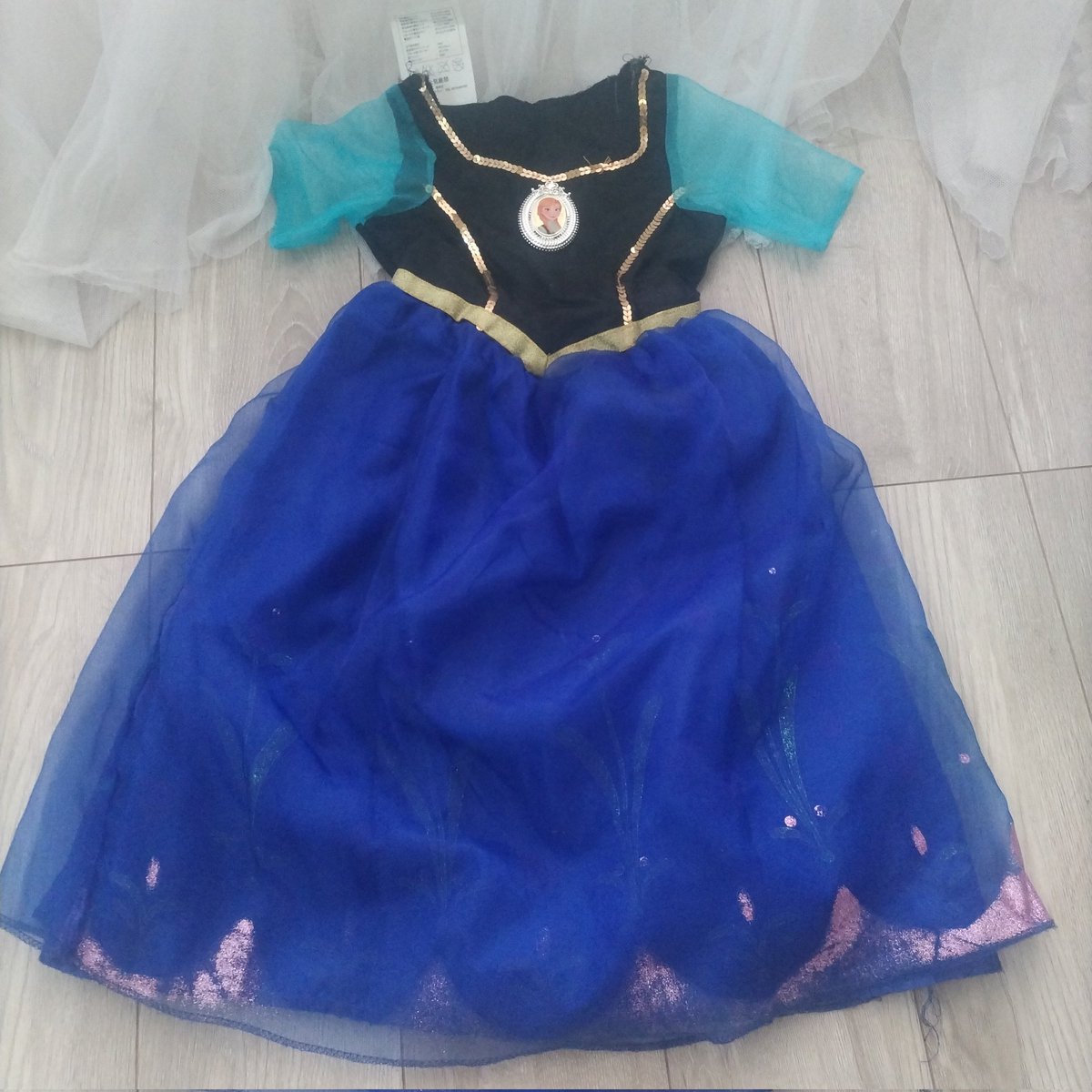 【手放し227個目】
娘さんが使い倒したドレス。
ラメも取れまくってるし、使いまくっていたのですが、ダメ元で格安メルカリに出品🙋
次の譲り先が、決まりましたー！！
ありがとうございます😊
引き続き使ってもらえる事に感謝です🙇
#1日1捨　#メルカリ　#子供のドレス