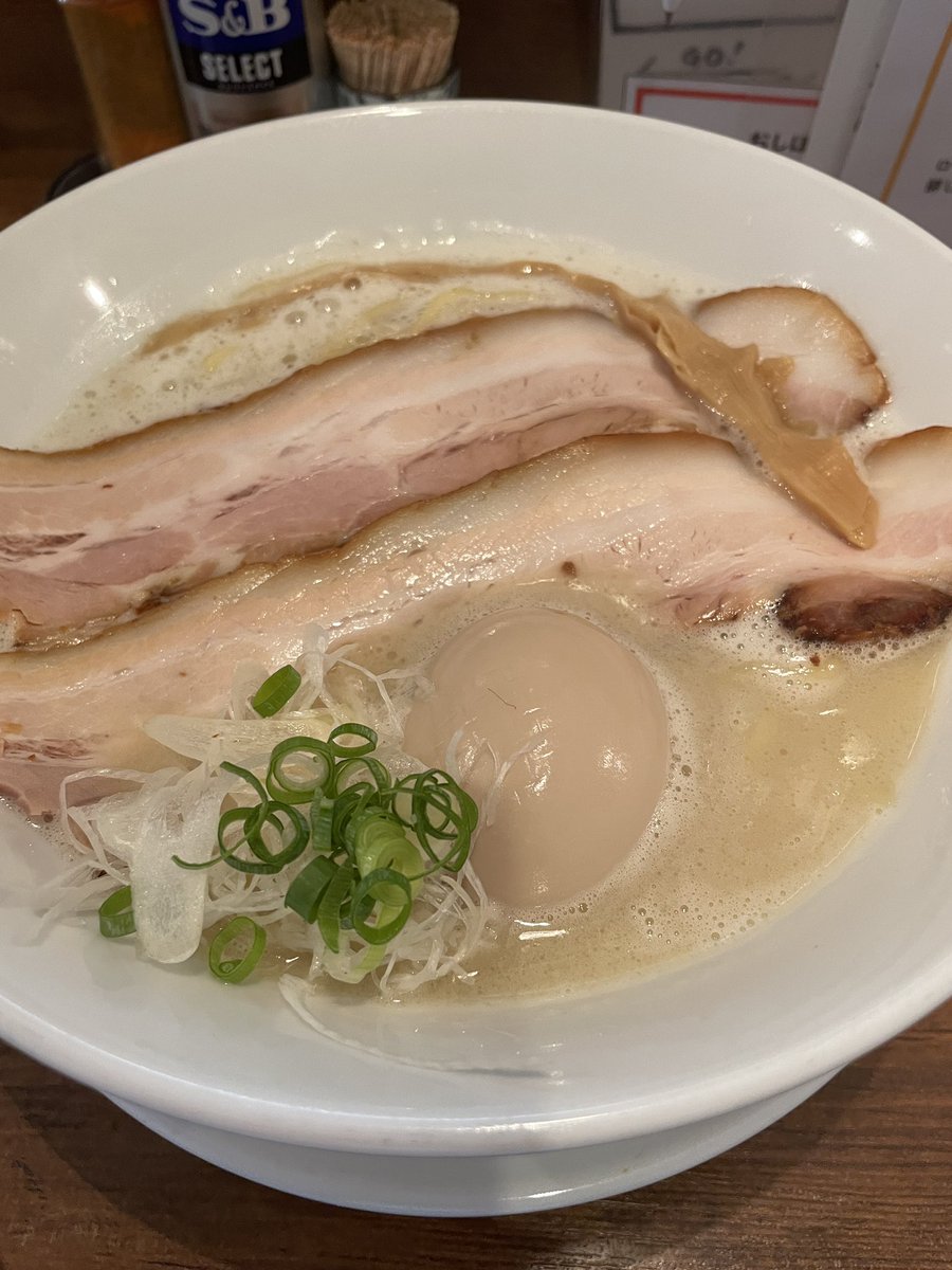 Take6wTagaC's tweet photo. 今日は「ラーメンロケットキッチン」に行って鶏白湯塩ベース食べてきた。
スープはもちろんチャーシュー、卵も特別な味！
かなり良きでした😋 https://t.co/hozOPWvUPA