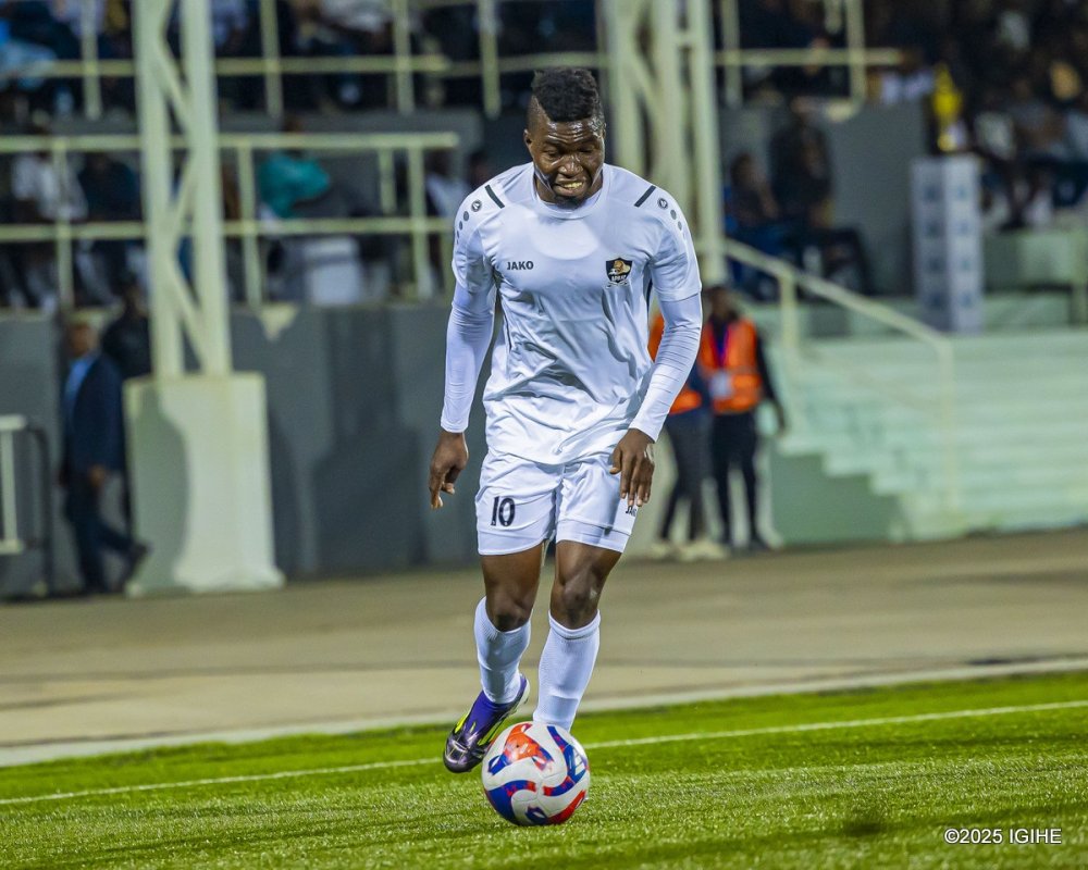 KianaLuna_'s tweet photo. Bivugwako umwataka wambere mu Rwanda wumunya Bruknafaso Quatra utazagaragara mumukino wa #CCL yaba arwaye ingwara yibihaha aho yasezerewe le 18/09/025 mubitaro bya Kanombe😭akaba azagaruka hagati yukwezi nigice cg a 2 Imana imworohereze source #Isango star
🏃 nkigendera https://t.co/58sl2k8T3Q
