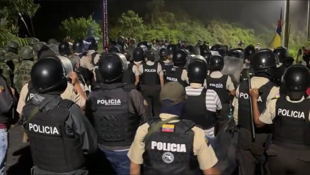 CONAIE_Ecuador's tweet photo. ⭕ #ALERTA | En #Pastaza, la fuerza pública intentó desalojar a la Nacionalidad Kichwa de Pakkiru en la entrada a #Canelos.
La represión no detiene la resistencia: la Amazonía sigue en pie de lucha en el #ParoNacional2025.
#EnUnidad #CONAIE #Ecuador https://t.co/BdsjGOaXtP