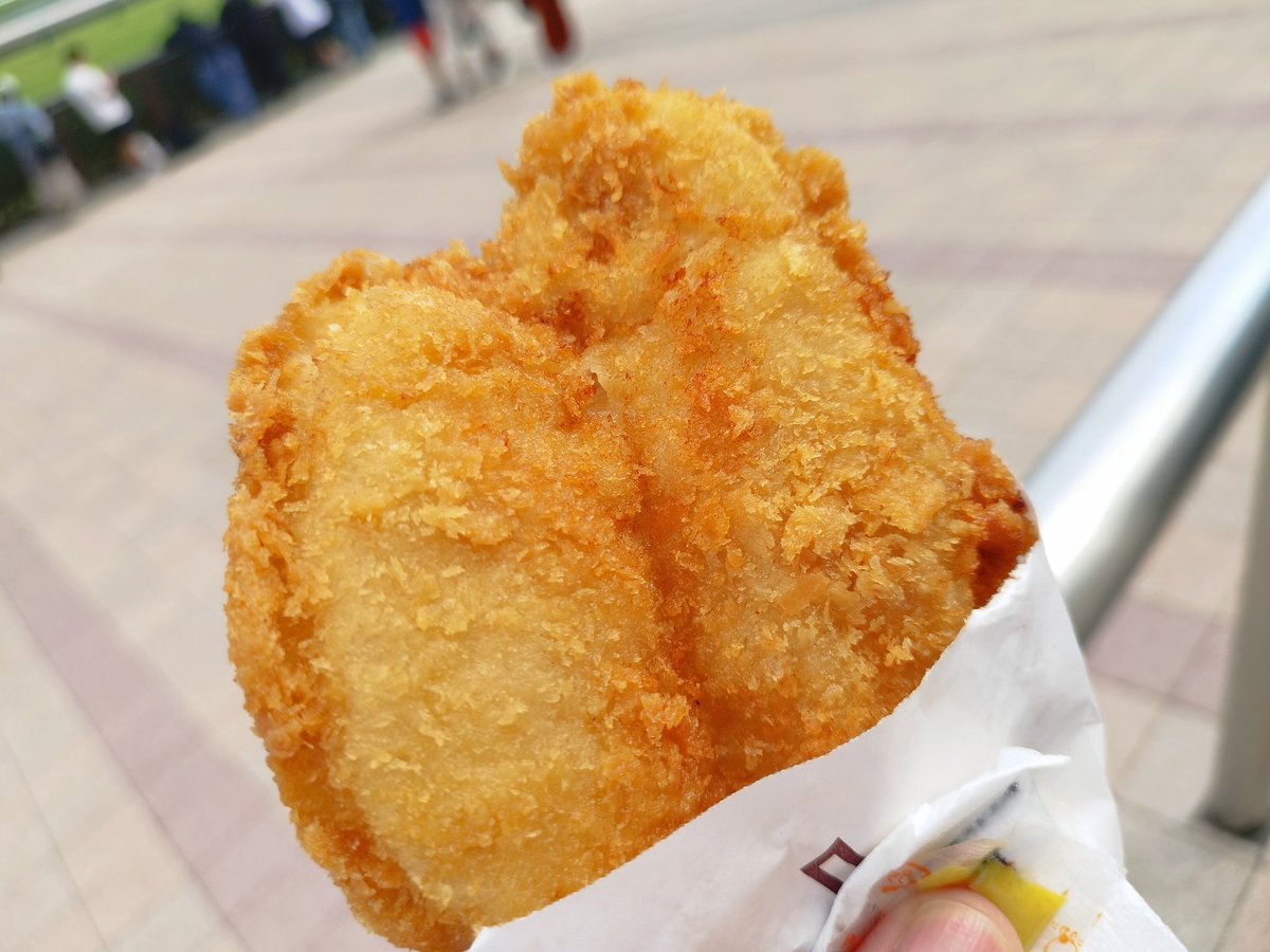 isosuke's tweet image. 中山競馬場、鳥千のフライドチキン🍗肉厚で美味しい😋