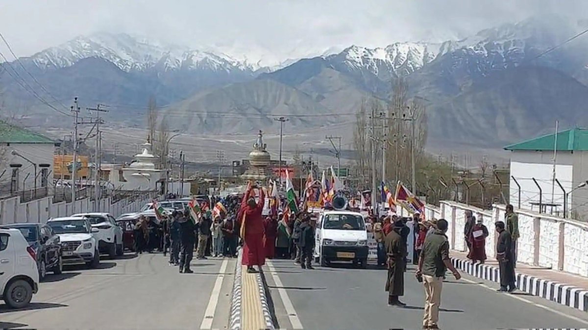 IndianTechGuide's tweet image. 🚨 Internet services have been suspended in Leh following the arrest of climate activist Sonam Wangchuk..