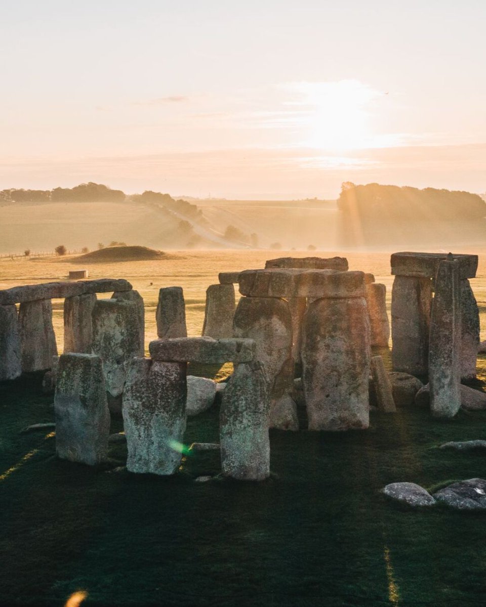 Happy #WorldTourismDay! 🌍🛫 Whether it's trying traditional cuisine, exploring historic landmarks, or connecting with locals, travel enriches our lives! 📸❤️ 

And if #Stonehenge is on your bucket list, don't look further: evanevanstours.com/tours/stonehen…

#EvanEvansTours