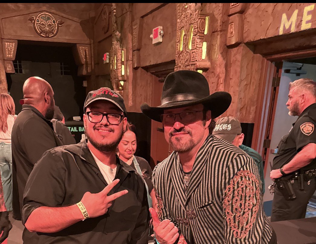 slugskee's tweet image. @Rodriguez signed a copy of one of my favorite movies of all time. So awesome I got to meet him and tell him what a huge inspiration he is, especially coming from San Antonio.
