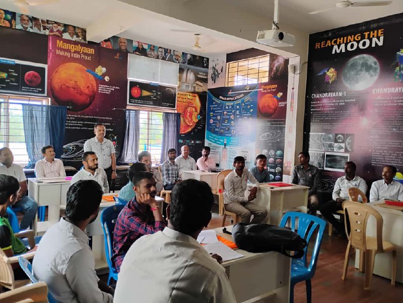 UNICEF ಮತ್ತು ವಿಜ್ಞಾನ ಆಶ್ರಮ್ ಸಹಯೋಗದಲ್ಲಿ KREIS ATL ಮಾರ್ಗದರ್ಶಕರ ತರಬೇತಿ ಕಾರ್ಯಕ್ರಮವನ್ನು MDRS ಮದನಹಳ್ಳಿ ಕ್ರಾಸ್, ಕೋಲಾರದಲ್ಲಿ ಆಯೋಜಿಸಲಾಯಿತು.

ನಮ್ಮ ಶಿಕ್ಷಕರು ಅತ್ಯಂತ ಉತ್ಸಾಹದಿಂದ ಪಾಲ್ಗೊಂಡು, ತರಬೇತಿ ಸಮಯದ ನಂತರವೂ ಪ್ರಾಯೋಗಿಕ ಕಾರ್ಯಗಳನ್ನು ಮುಂದುವರೆಸಿದರು. ರಜಾ ದಿನಗಳಲ್ಲಿಯೂ ಶ್ರದ್ಧೆಯಿಂದ ತರಬೇತಿಯಲ್ಲಿ