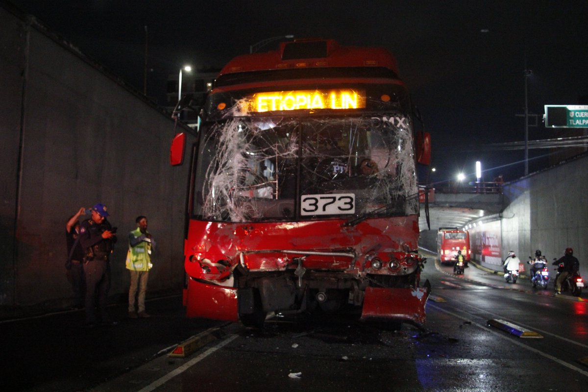 BuzosNoticias's tweet photo. 🔴#EnCorto | Dos unidades del Metrobús chocan sobre el Eje 4, a la altura de Xola. Reportan 12 personas lesionadas.

Servicios de emergencia trabajan en el lugar.

📸: Fernando Landeros https://t.co/owQJYsNOik
