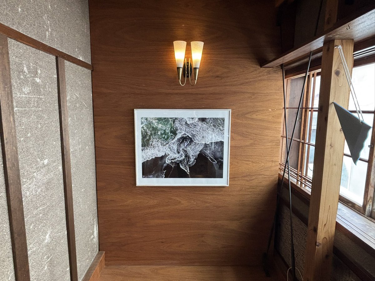isnmknkiwamari's tweet photo. 本日もオープンしております!
開催中の展示
■目の星 鹿野颯斗個展「流れる目の途中」
■mado-beya企画 岩根愛、四倉由公彦、ちばふみ枝 3人展「Come Around」
■ ico. and Leather 展示販売
#石巻のキワマリ荘 #石巻 #art #アーティストランスペース #オルタナティブスペース #artistrunspace https://t.co/1qg5U17rOT