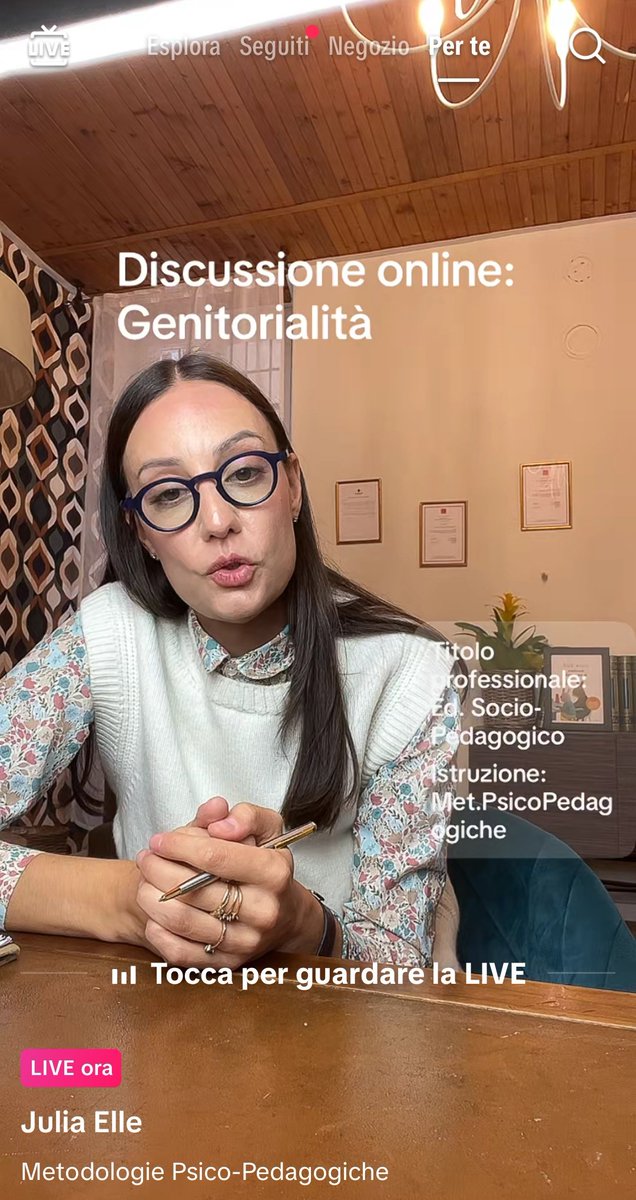 ColpadiChanel's tweet photo. Schiera di followscemers che pagano per ascoltare i consigli di una che si crede "professionista" perché porta gli occhialetti #adv. Chaimate uno bravo che per essere messi così, cari genitori, ne avete bisogno. 
Credibilità LEVEL Michelle Comi.
#influcirco #disperatamentemamma https://t.co/5WGYkD6eIP