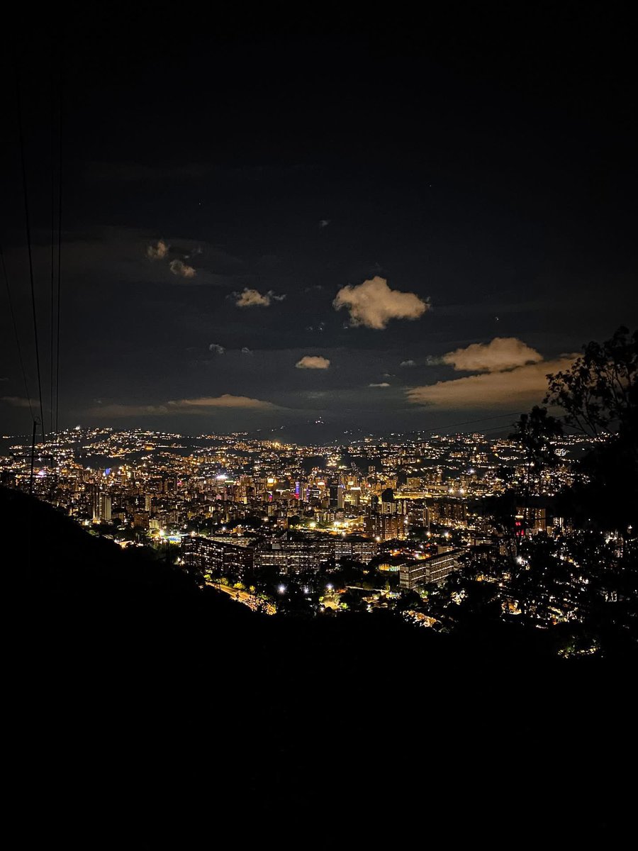 Maravillosa postal 
CARACAS de noche vista 
desde el Ávila…VENEZUELA 
🇻🇪🇻🇪🇻🇪🇻🇪🇻🇪🇻🇪🇻🇪🇻🇪🇻🇪🇻🇪
📸 <a href="/bonnymedinazj/">Bonny Medina</a>
