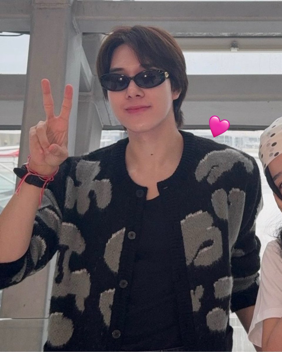strawbwrrypai's tweet photo. minty minty nani 🧃✌🏻it really looks sooo good on you ૮⸝⸝> ̫ <⸝⸝ ა!-!! thank u for picking it up as always 🩷 safe flight to indo big brother hirun ✈️

𐔌՞#hirunkit_ @Hirunkit_ .՞𐦯 https://t.co/DnYwc9mTgp