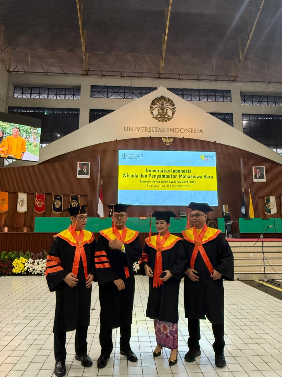 nastitislestari's tweet image. Percakapan Gen X

Before: &quot;Gaya apa nih biar kompak&quot;
After: tetep ga kompak🙄

Depok, 11 September 2025
@univ_indonesia 
@kriminologi_ui 
#FISIPUI