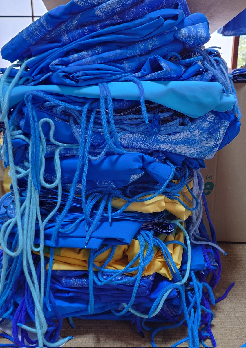 さぁ、試合に向けて横断幕を畳むやよ〜！
あれ、空が………？w
#アスルクラロ沼津
#横断幕