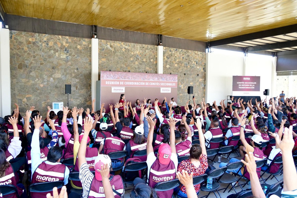 SaymiOaxaca's tweet photo. ¡La transformación avanza con unidad en #Oaxaca!
Hoy participamos en una reunión encabezada por nuestra Presidenta Nacional de @PartidoMorenaMx, @LuisaAlcalde, reafirmando el compromiso de seguir fortaleciendo el movimiento en el territorio.
#MorenaCrece #MorenaOaxaca https://t.co/VB8gnoolxB